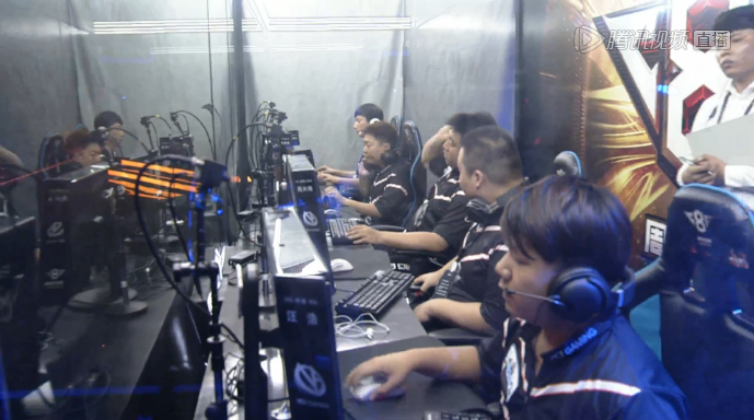 Vitality 的统治和 m0NESY 的首次亮相 Falcons - IEM墨尔本2025首个比赛日的结果